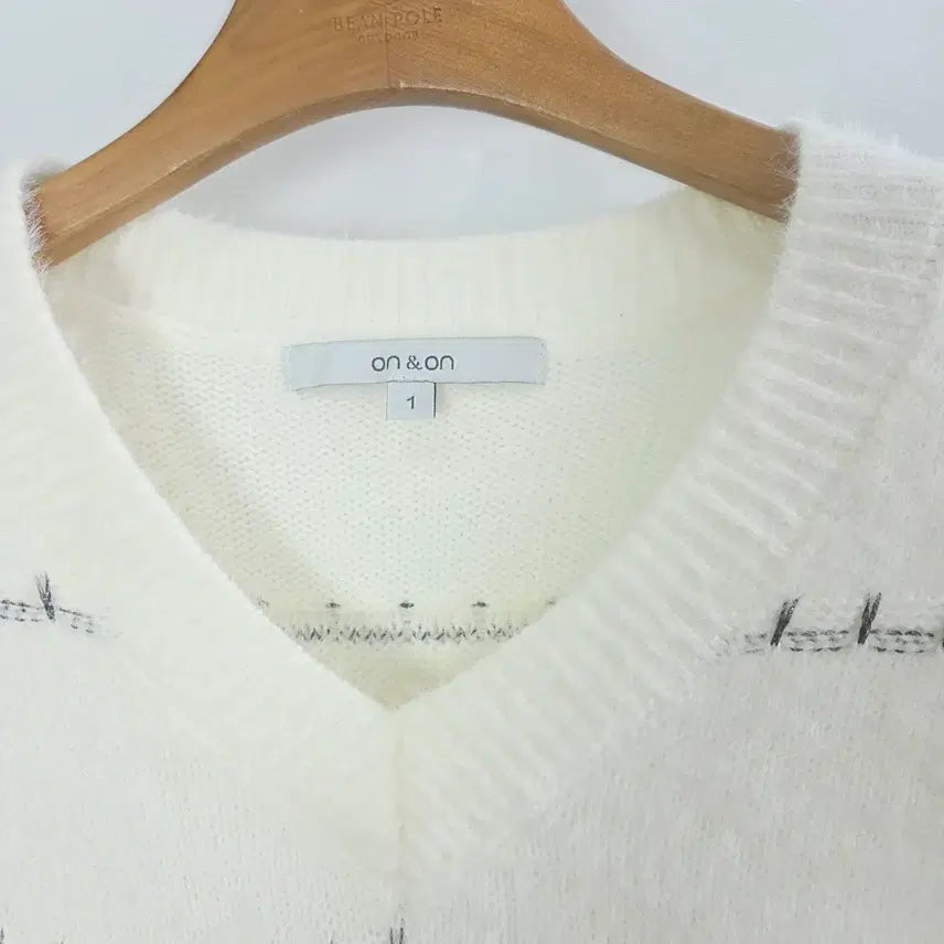 [BUNJANG] ON&amp;ON Stitch V-Neck Knit (Women&