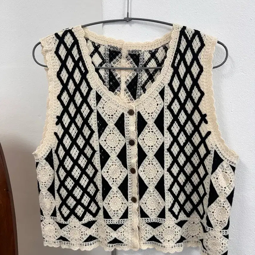 [BUNJANG] Crochet Knit Vest Black &amp; Ivory / 크로셰 뜨개 조끼 블랙&amp;아이보리