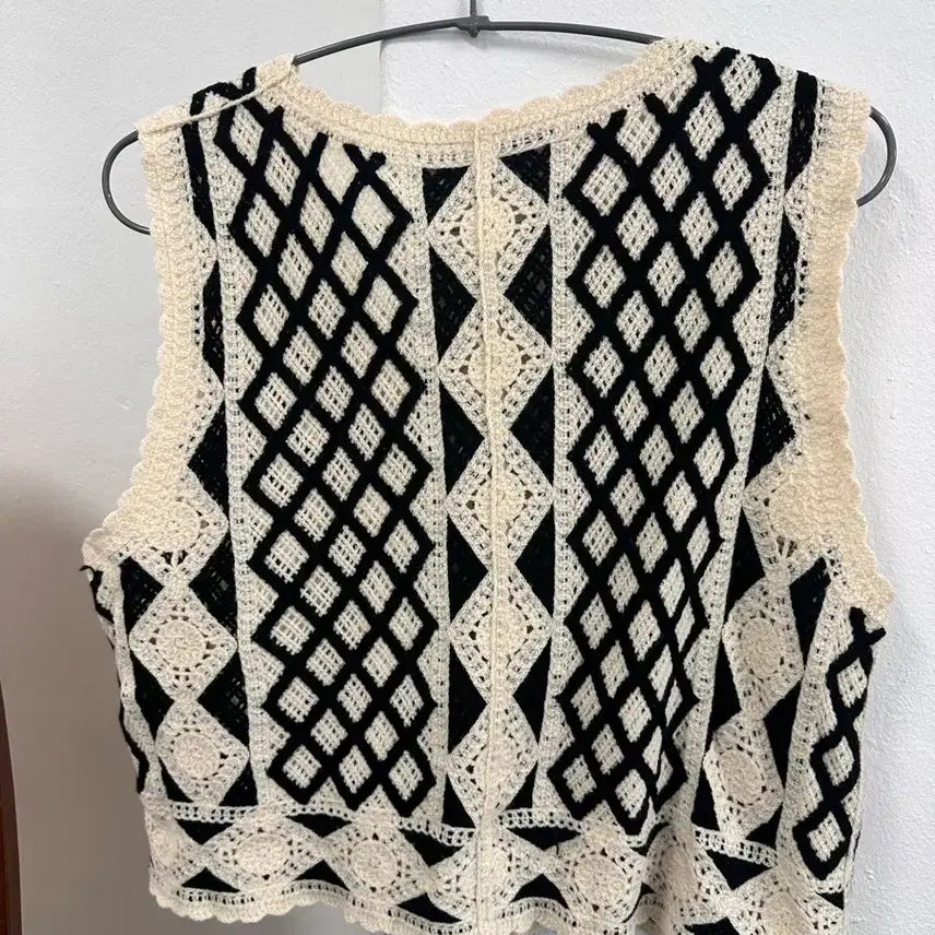 [BUNJANG] Crochet Knit Vest Black &amp; Ivory / 크로셰 뜨개 조끼 블랙&amp;아이보리