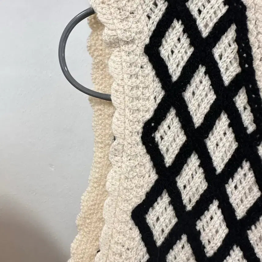 [BUNJANG] Crochet Knit Vest Black &amp; Ivory / 크로셰 뜨개 조끼 블랙&amp;아이보리