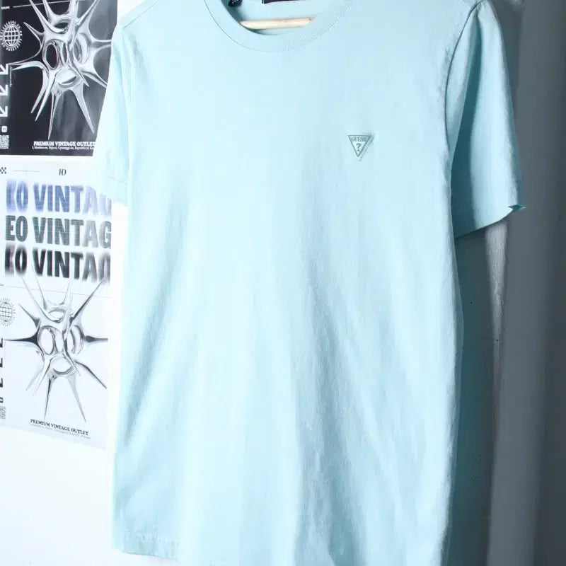 [BUNJANG] Guess Small Logo Short Sleeve T-Shirt Light Blue / (M-L) 게스 반팔 티셔츠 스몰로고 연블루 놈코어-18661
