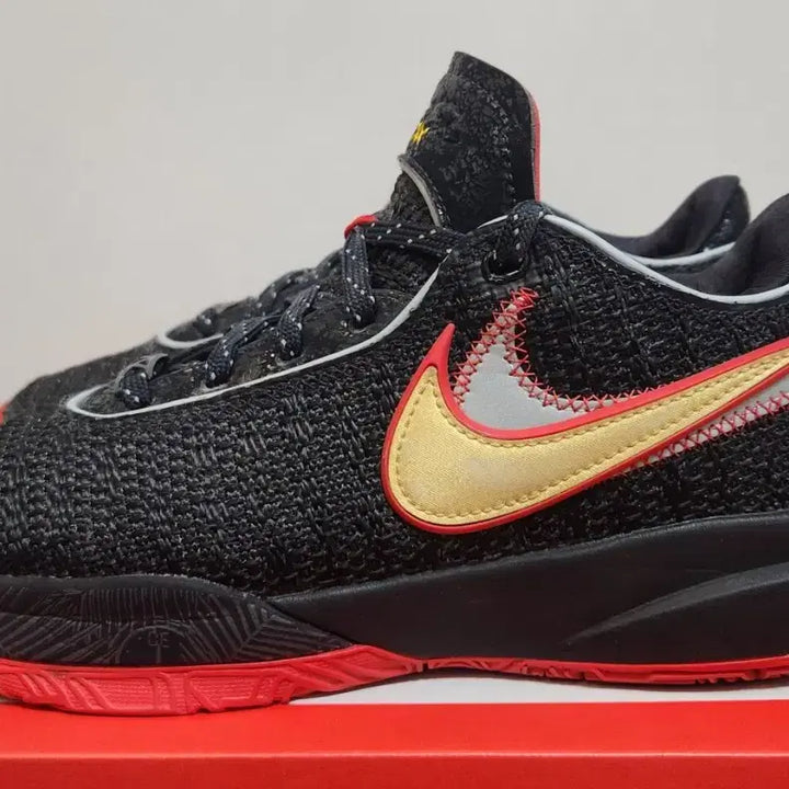 [BUNJANG] Nike LeBron 20 EP "Bred" Basketball Shoes (240mm) / 나이키 르브론 20 EP 브레드 240mm 농구화