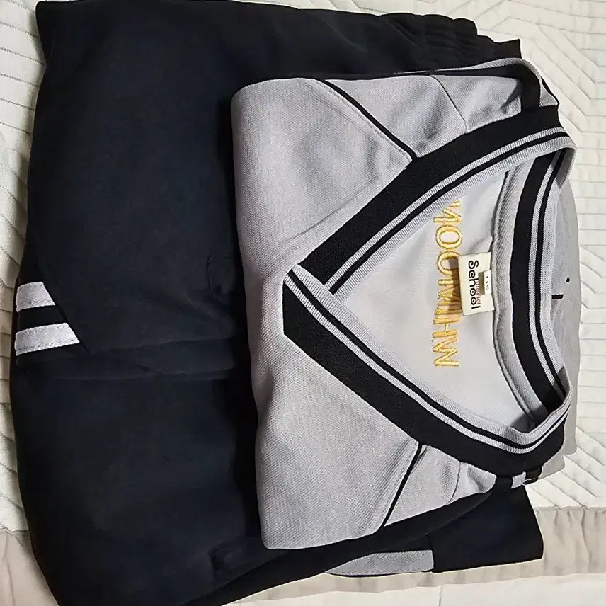 [BUNJANG] Gray Collar T-Shirt Top and Black Training Pants Set / 체육복 상하의 세트