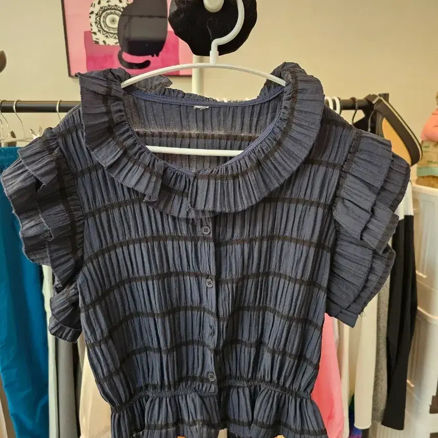 [SOLD OUT] 플리츠 프릴 블라우스 네이비 반팔