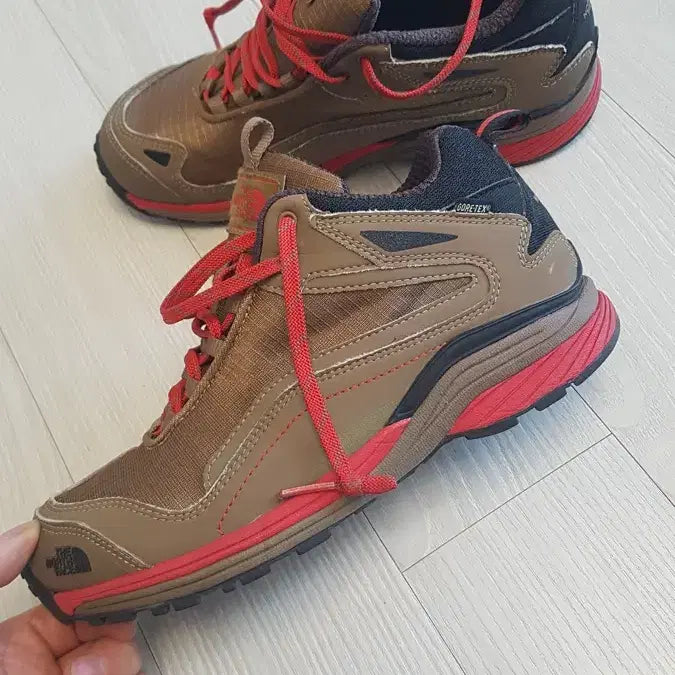 [BUNJANG] The North Face Gore-Tex Mid Hiking Shoes / 노스페이스 고어텍스 트래킹 화