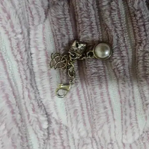[BUNJANG] Louis Quatorze Cubic Pearl Charm Keychain / 루이까또즈 키링