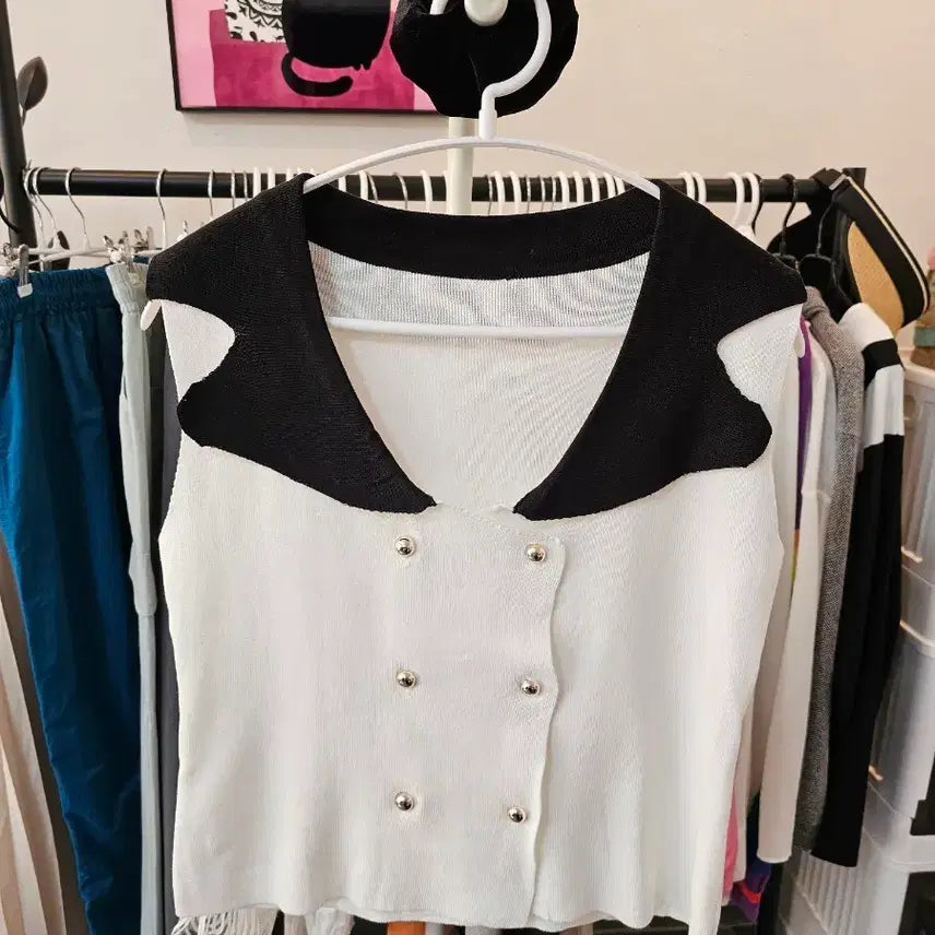 [BUNJANG] Color Block Knit Vest with Gold Buttons / 화이트 블랙 배색 금장 버튼 니트 조끼