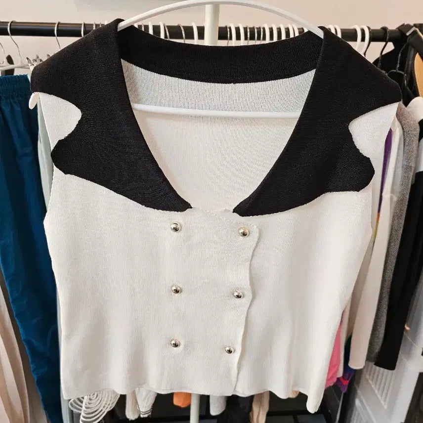 [BUNJANG] Color Block Knit Vest with Gold Buttons / 화이트 블랙 배색 금장 버튼 니트 조끼
