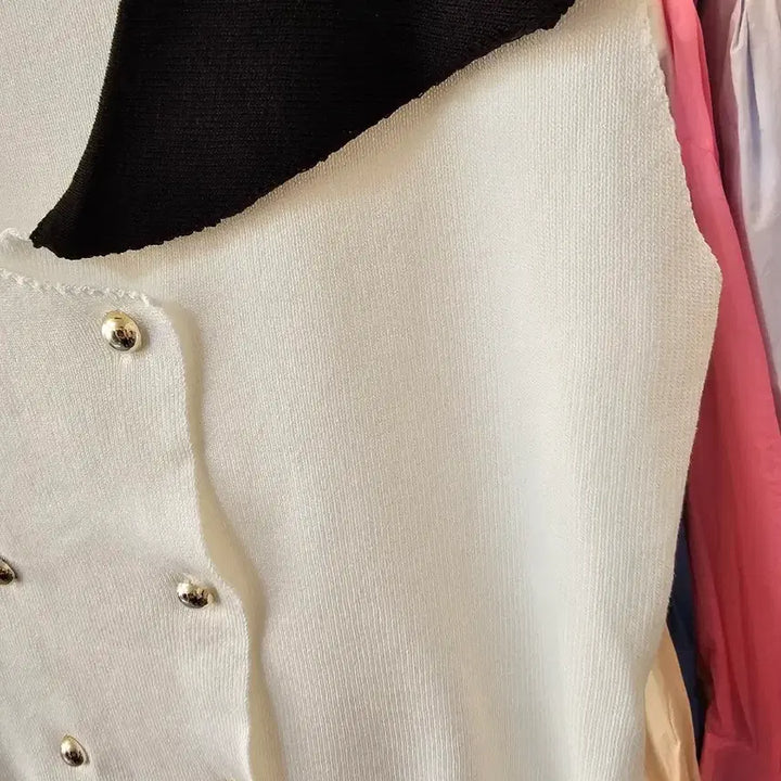 [BUNJANG] Color Block Knit Vest with Gold Buttons / 화이트 블랙 배색 금장 버튼 니트 조끼