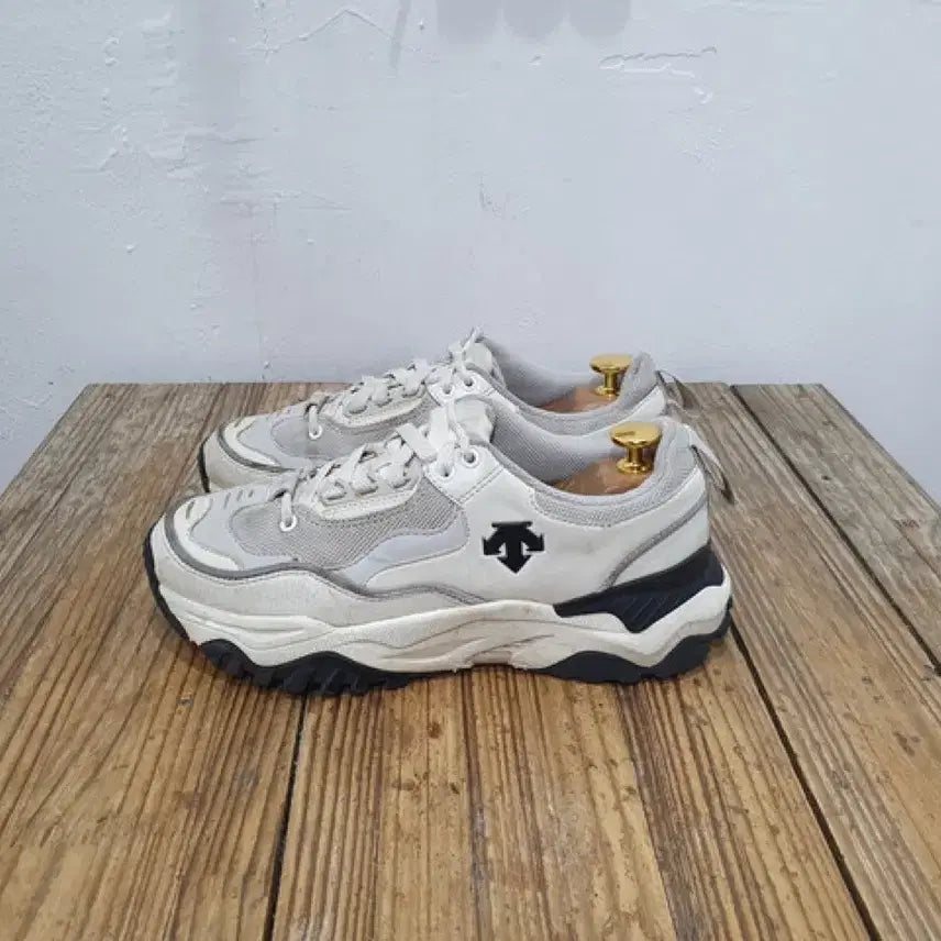 [BUNJANG] Descente Sneakers (245MM) / 데상트 운동화 스니커즈 (245MM)