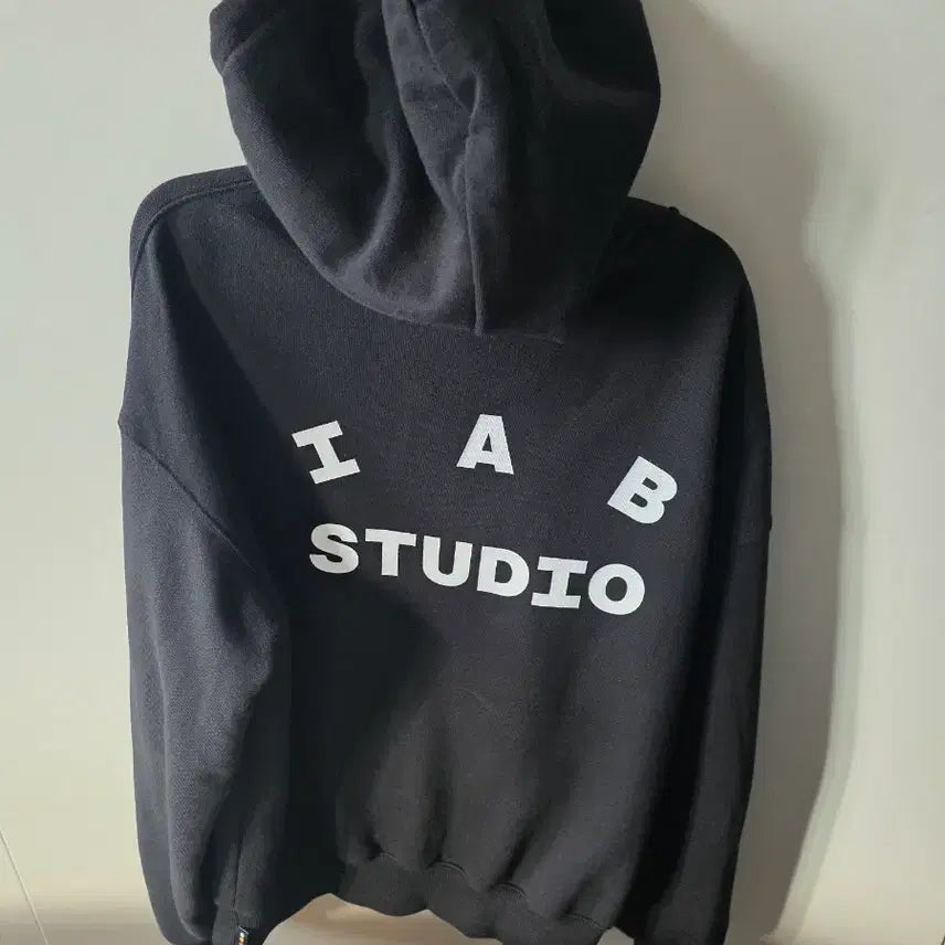 [BUNJANG] IU Apparel Hoodie Black / (L)아이앱 스튜디오 후드집업 블랙