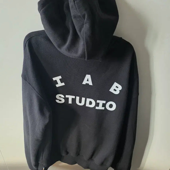 [BUNJANG] IU Apparel Hoodie Black / (L)아이앱 스튜디오 후드집업 블랙