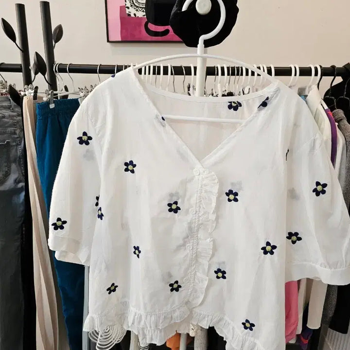 [BUNJANG] White Floral Embroidered Short-Sleeve Blouse with Ruffle Trim / 화이트 꽃자수 반팔 블라우스 프릴 장식
