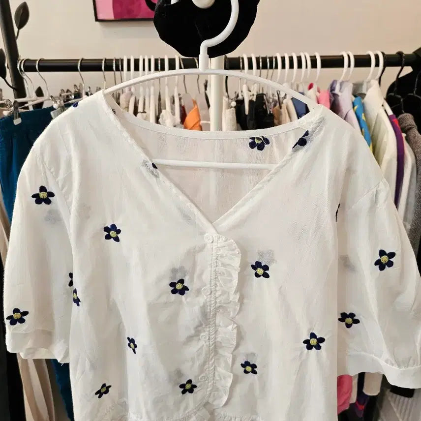 [BUNJANG] White Floral Embroidered Short-Sleeve Blouse with Ruffle Trim / 화이트 꽃자수 반팔 블라우스 프릴 장식