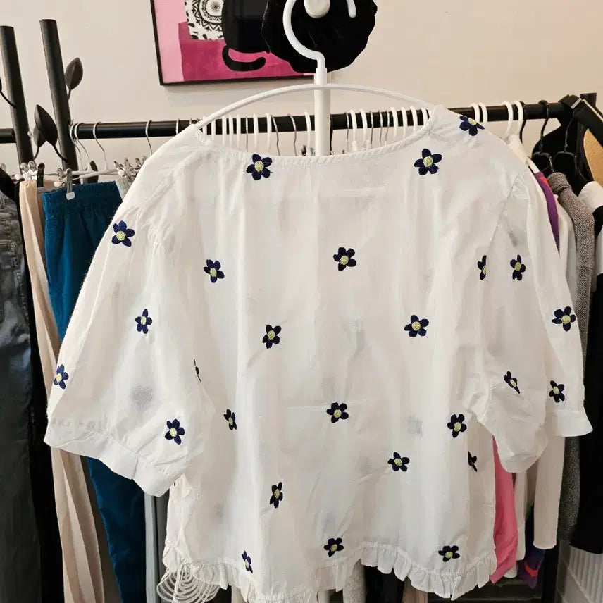 [BUNJANG] White Floral Embroidered Short-Sleeve Blouse with Ruffle Trim / 화이트 꽃자수 반팔 블라우스 프릴 장식