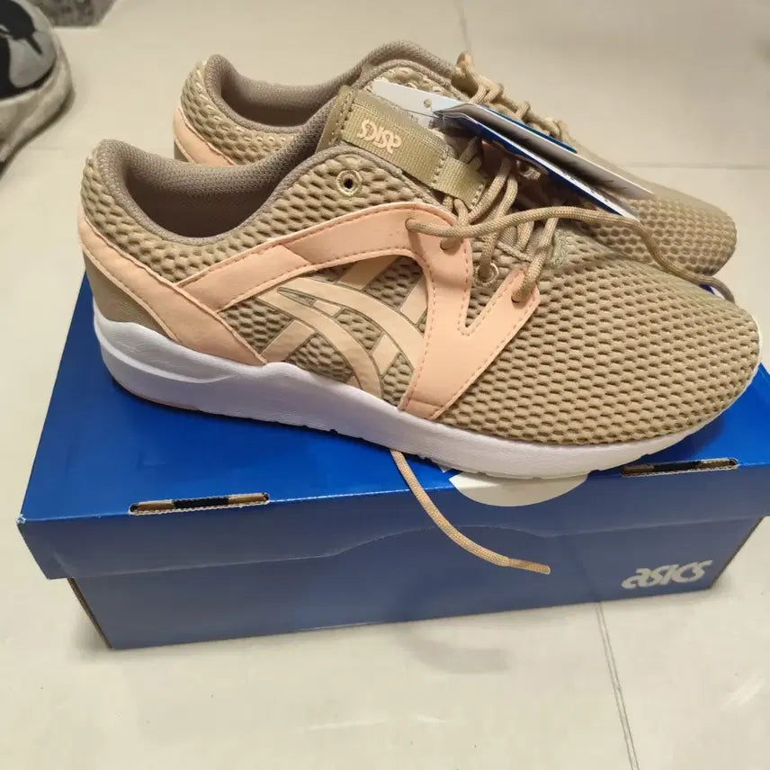 [BUNJANG] Asics Gel-Lyte Komachi Beige/Coral Sneakers / (새제품)(245)아식스 젤-라이트 코마치  베이지/코랄
