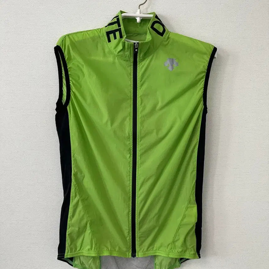 [BUNJANG] Descente Neon Green Windbreaker Vest Size 90 / 데상트 형광 그린 바람막이 조끼  90
