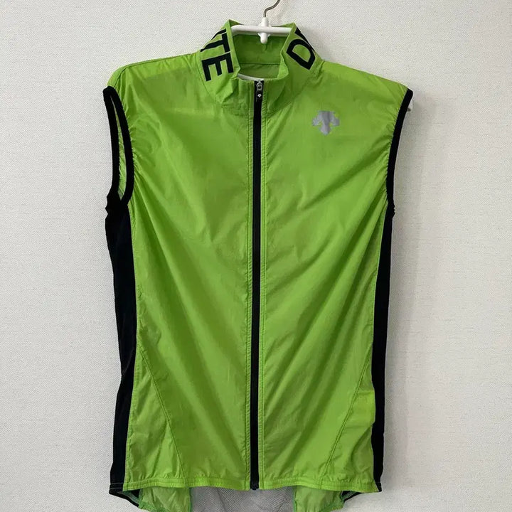 [BUNJANG] Descente Neon Green Windbreaker Vest Size 90 / 데상트 형광 그린 바람막이 조끼  90