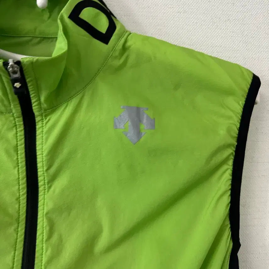 [BUNJANG] Descente Neon Green Windbreaker Vest Size 90 / 데상트 형광 그린 바람막이 조끼  90