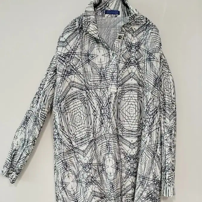 [BUNJANG] Geometrical Pattern Pleated Long-Sleeve Blouse with Wire Collar / 기하학 패턴 사방쭉쭉 플리츠 주름 폴리원단 와이어 카라긴팔 블라우스