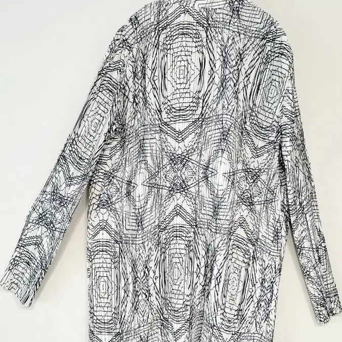 [BUNJANG] Geometrical Pattern Pleated Long-Sleeve Blouse with Wire Collar / 기하학 패턴 사방쭉쭉 플리츠 주름 폴리원단 와이어 카라긴팔 블라우스