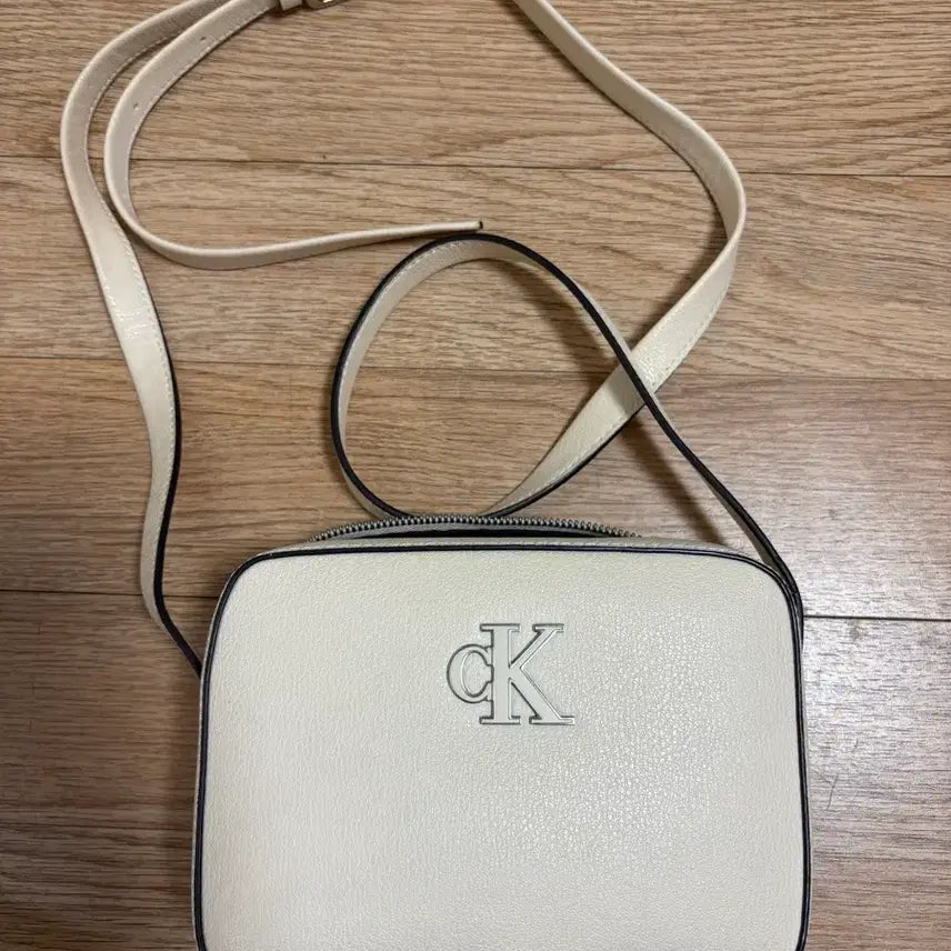 [SOLD OUT] CK 캘빈클라인 화이트 크로스백 가방