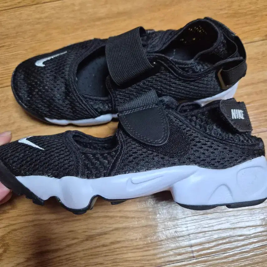 [BUNJANG] Nike Air Rift Sneakers / 나이키 에어 리프트  운동화230