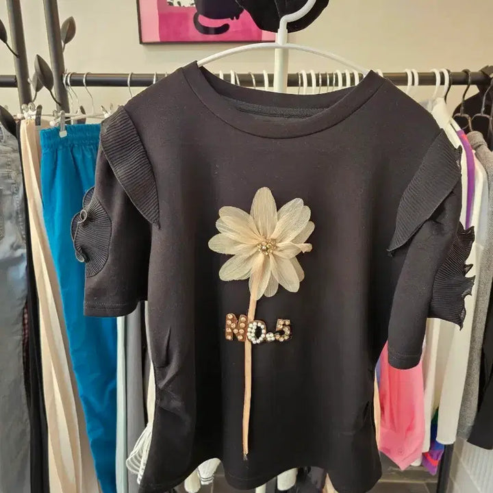[BUNJANG] Flower Embellished Black Short Sleeve T-Shirt / 플라워 장식 블랙 반팔 티셔츠