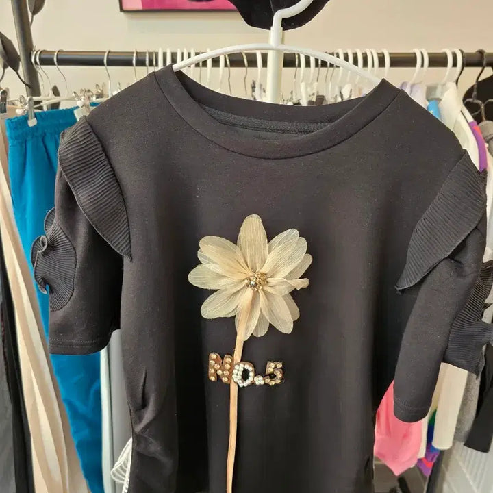 [BUNJANG] Flower Embellished Black Short Sleeve T-Shirt / 플라워 장식 블랙 반팔 티셔츠