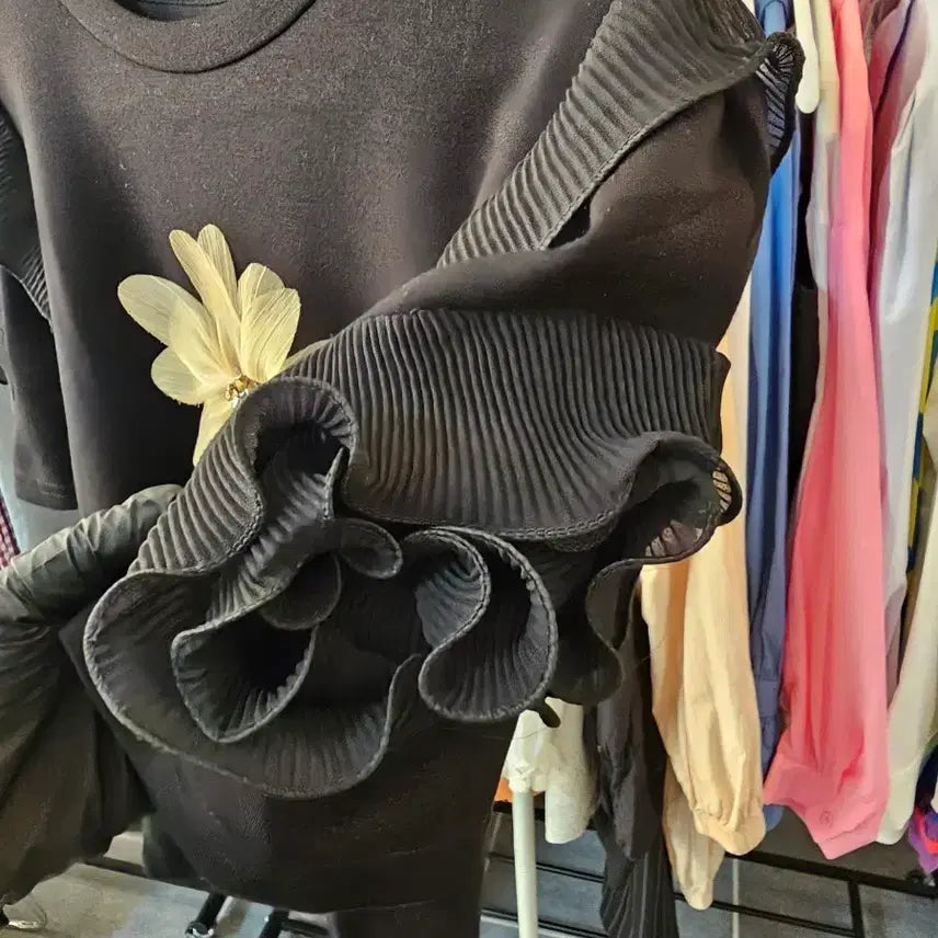 [BUNJANG] Flower Embellished Black Short Sleeve T-Shirt / 플라워 장식 블랙 반팔 티셔츠