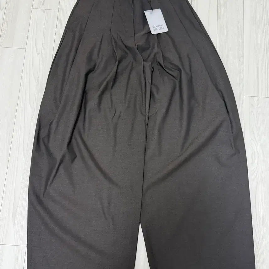[BUNJANG] PREPFORD Foldaway Curved Trousers Taupe Brown / 프렙포더 foldaway curved trousers taupe 브라운