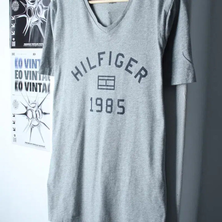 [BUNJANG] Tommy Hilfiger Big Logo V-Neck T-Shirt / (M-L) 타미힐피거 반팔 티셔츠 빅로고 브이넥 올드스쿨-18683