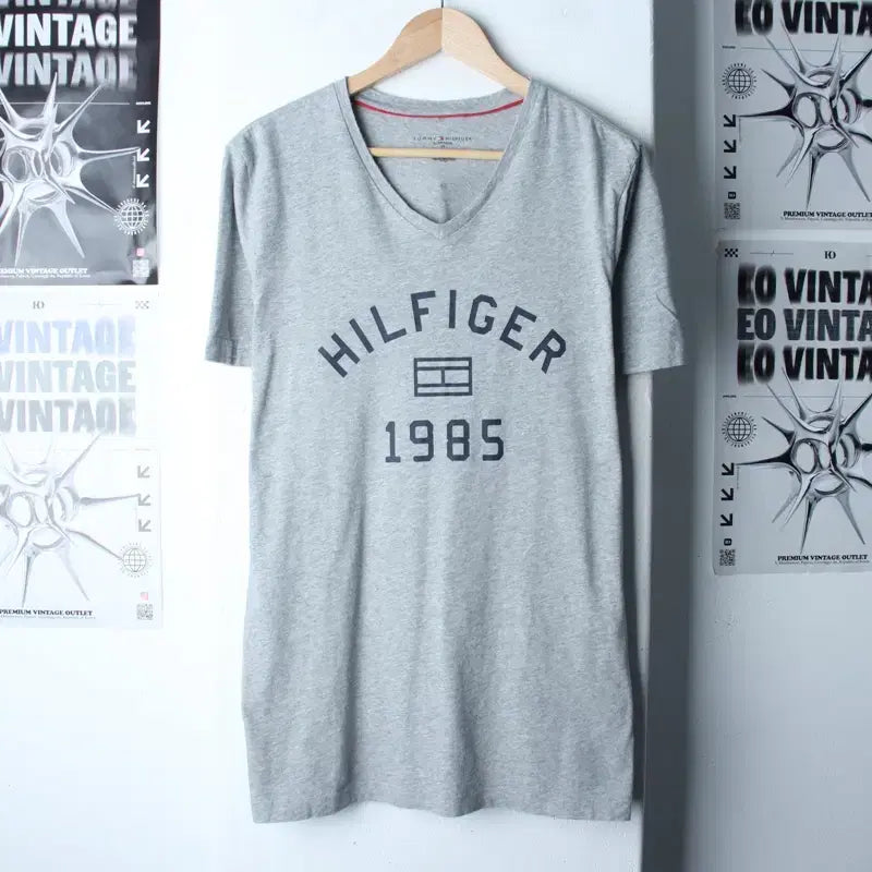 [BUNJANG] Tommy Hilfiger Big Logo V-Neck T-Shirt / (M-L) 타미힐피거 반팔 티셔츠 빅로고 브이넥 올드스쿨-18683