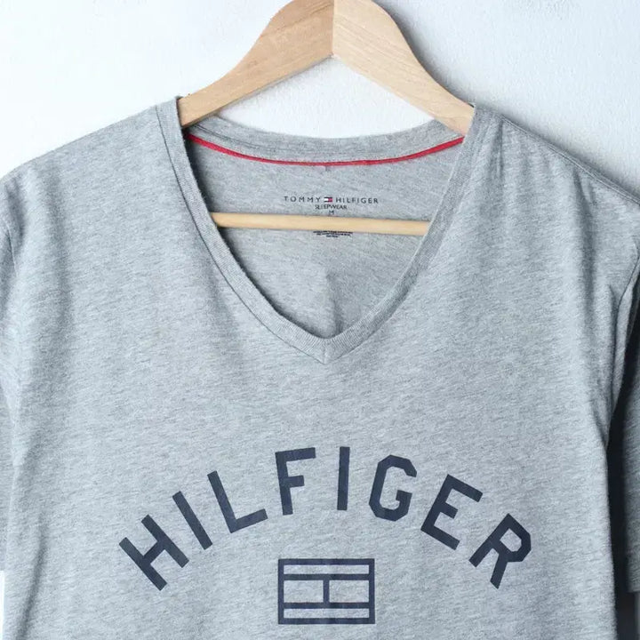 [BUNJANG] Tommy Hilfiger Big Logo V-Neck T-Shirt / (M-L) 타미힐피거 반팔 티셔츠 빅로고 브이넥 올드스쿨-18683