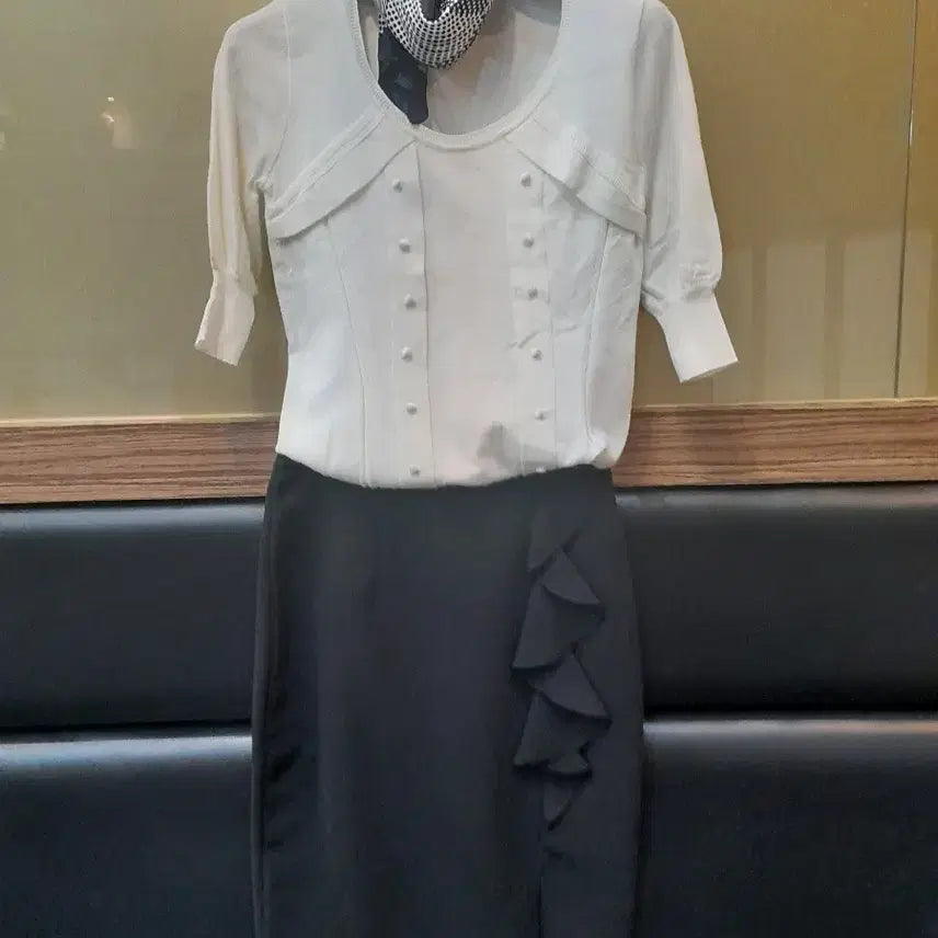 [BUNJANG] White Blouse and Black Ruffle Skirt Set / 화이트 블라우스 + 블랙 러플 스커트