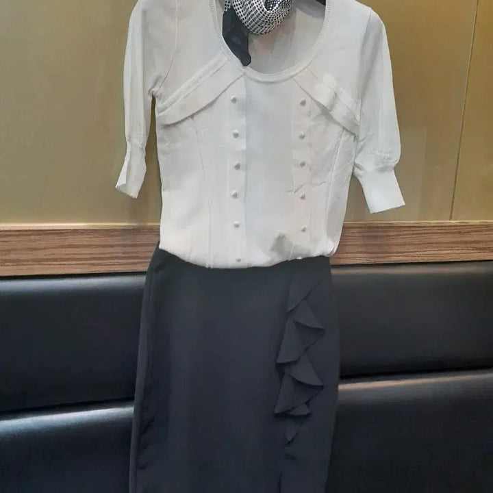 [BUNJANG] White Blouse and Black Ruffle Skirt Set / 화이트 블라우스 + 블랙 러플 스커트