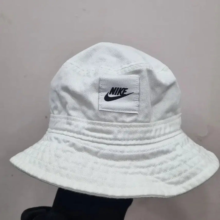 [BUNJANG] Nike White Bucket Hat (58cm) / 나이키 화이트 버킷햇 모자  여성용  58cm