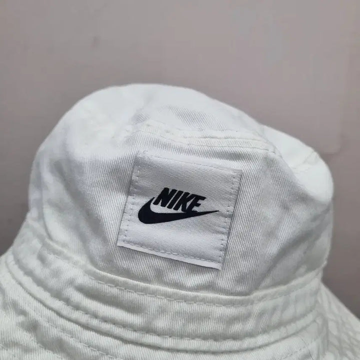 [BUNJANG] Nike White Bucket Hat (58cm) / 나이키 화이트 버킷햇 모자  여성용  58cm