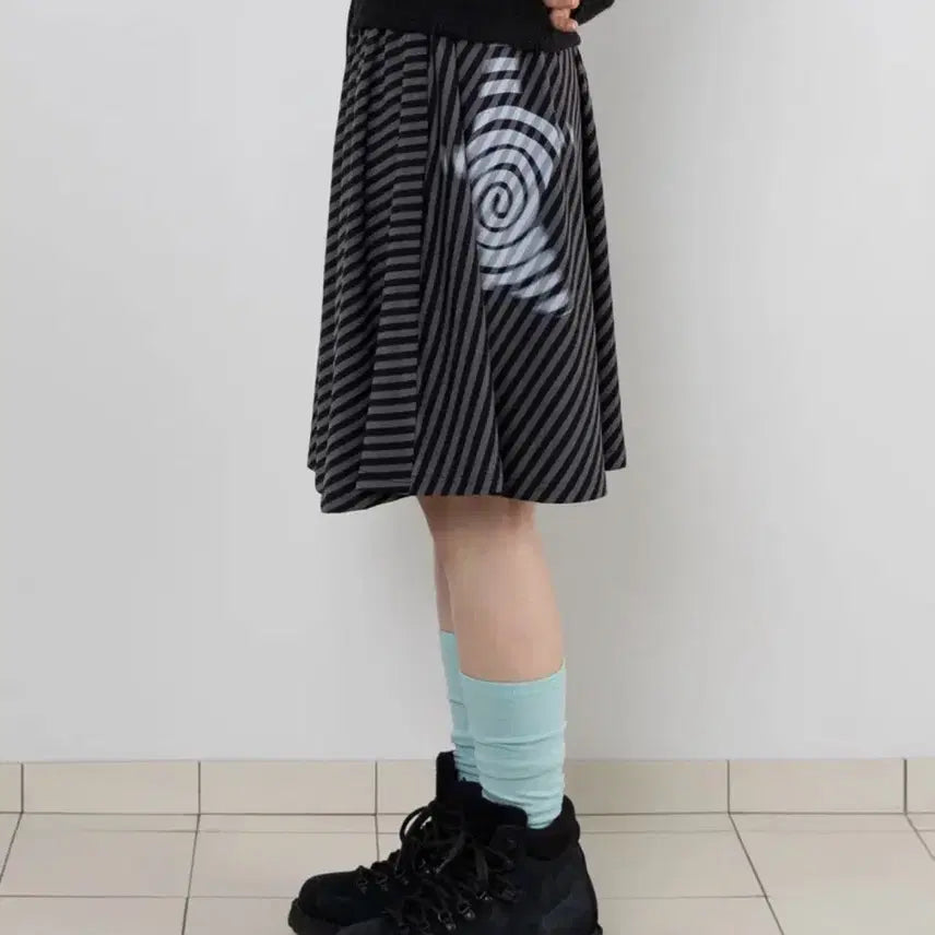 [BUNJANG] Webhouse Twister Star Skirt Charcoal Stripe / 웹하우스 트위스터 스타 스커트 치마 챠콜 스트라이프 미세키서울 지초이