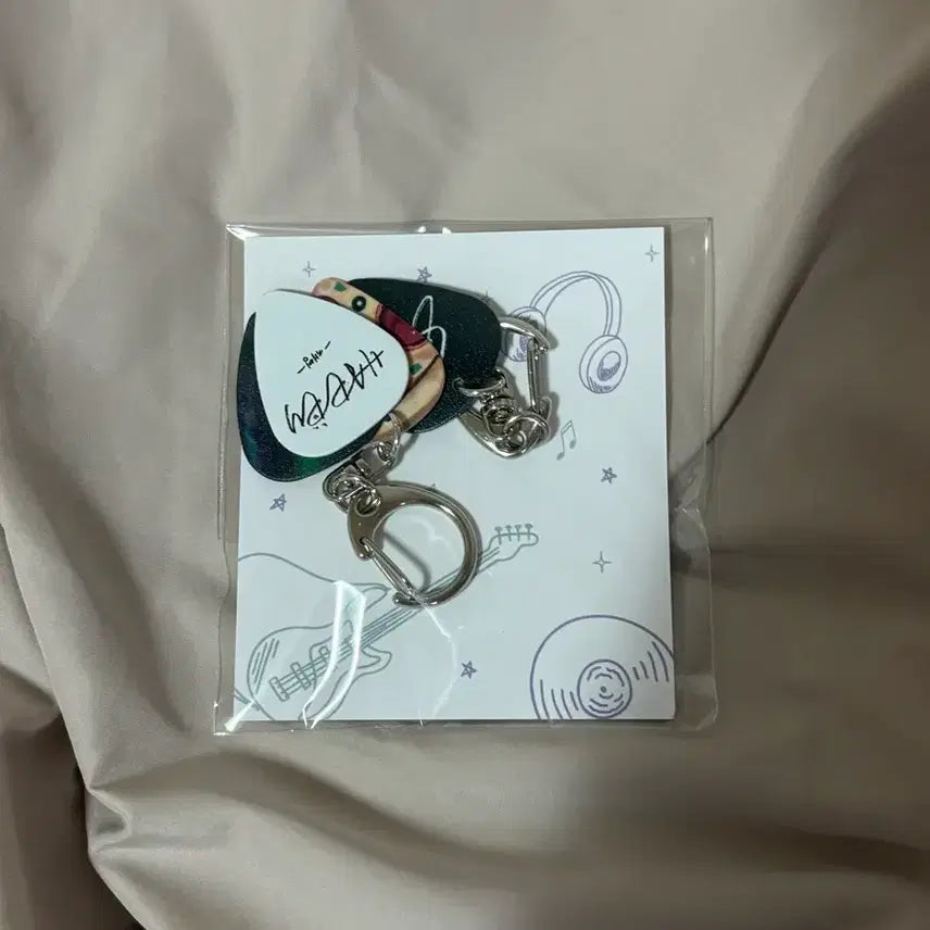[BUNJANG] Happy Together Guitar Pick &amp; Keychain Set / 해피투게더 기타피크 2종 키링 2종 세트