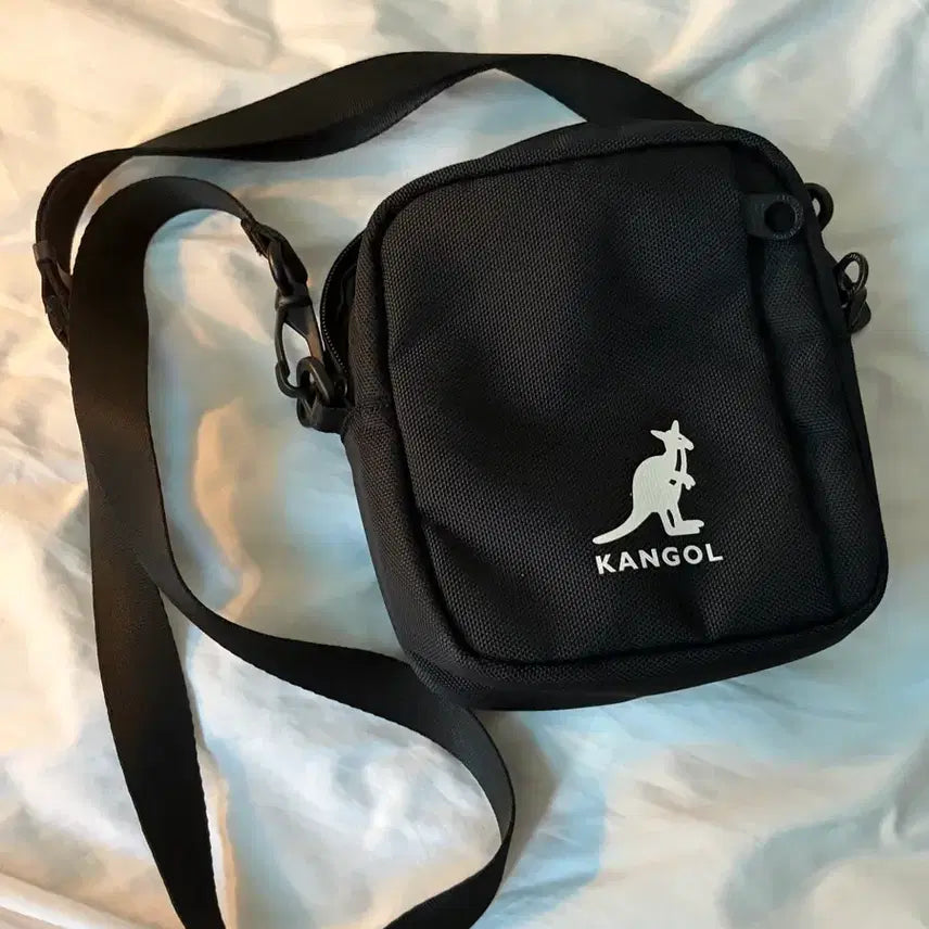 [BUNJANG] Kangol Black Mini Crossbody Bag / 새상품급)) 캉골 블랙 미니 크로스백 가방 체험학습 휴대폰가방지갑
