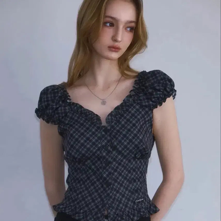 [BUNJANG] Rosy Franc Frill Shirring Sleeveless Top [Black] / 로제프란츠 프릴 셔링 슬리브리스s [Black]
