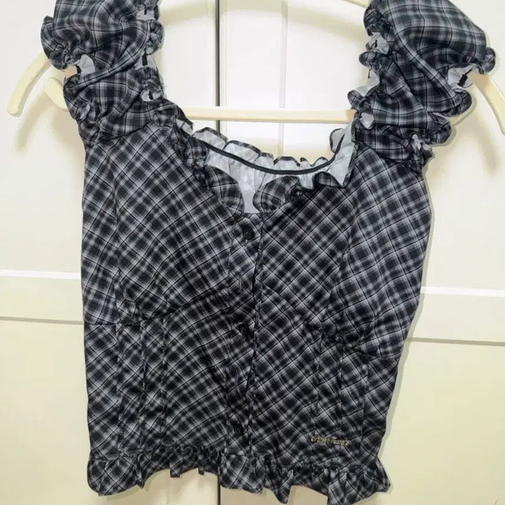 [BUNJANG] Rosy Franc Frill Shirring Sleeveless Top [Black] / 로제프란츠 프릴 셔링 슬리브리스s [Black]