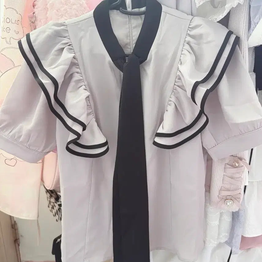 [BUNJANG] Eblin Ribbon Frill Short Sleeve Blouse with Bowtie / 에블린 리본 프릴 반팔블라우스 보우타이 양산형버블즈스나이델계로지타피움