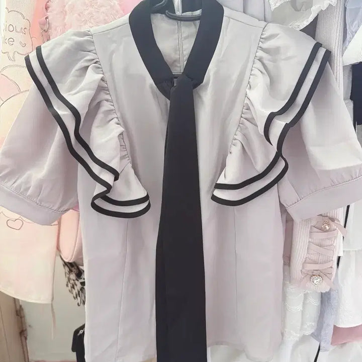 [BUNJANG] Eblin Ribbon Frill Short Sleeve Blouse with Bowtie / 에블린 리본 프릴 반팔블라우스 보우타이 양산형버블즈스나이델계로지타피움