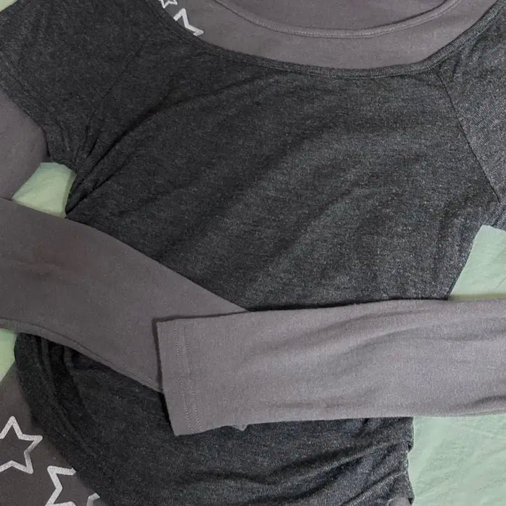 [BUNJANG] HugYourSkin Layered Star T-Shirt Charcoal / 허그유어스킨 레이어드 스타 티셔츠 차콜
