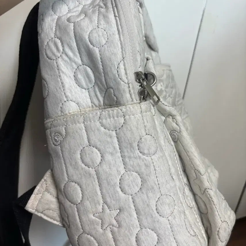 [BUNJANG] hug yours kin Quilted Backpack / 허그유어스킨 퀼티드 백팩/ 정가 119,000