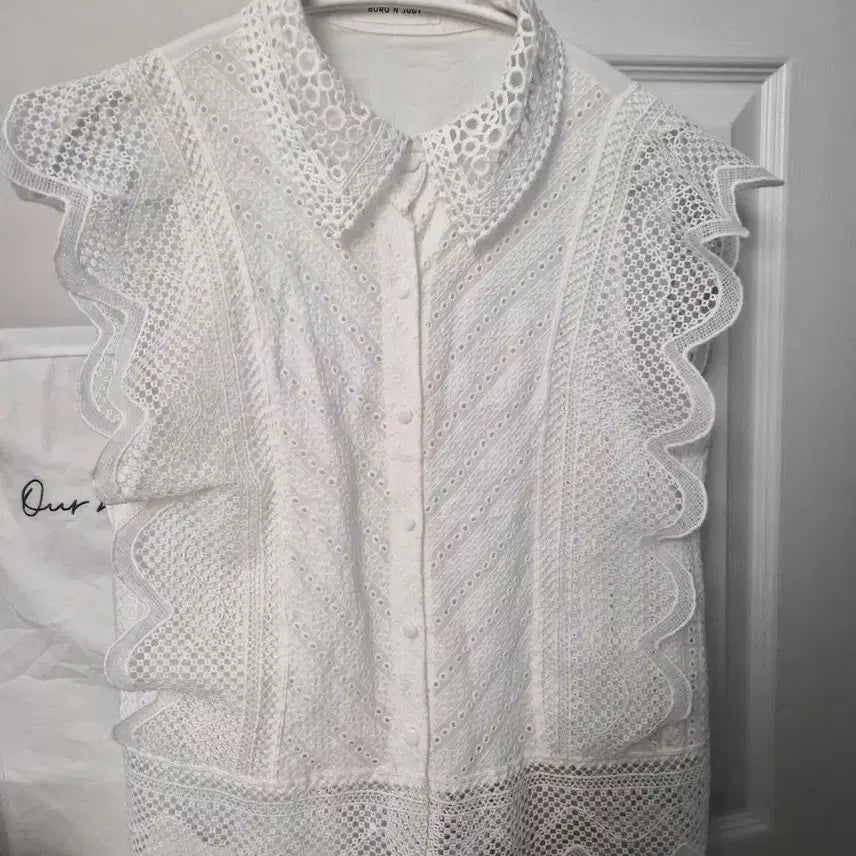 [BUNJANG] Boo Roo &amp; Judy Sleeveless Blouse / 부루앤쥬디 민소매 블라우스