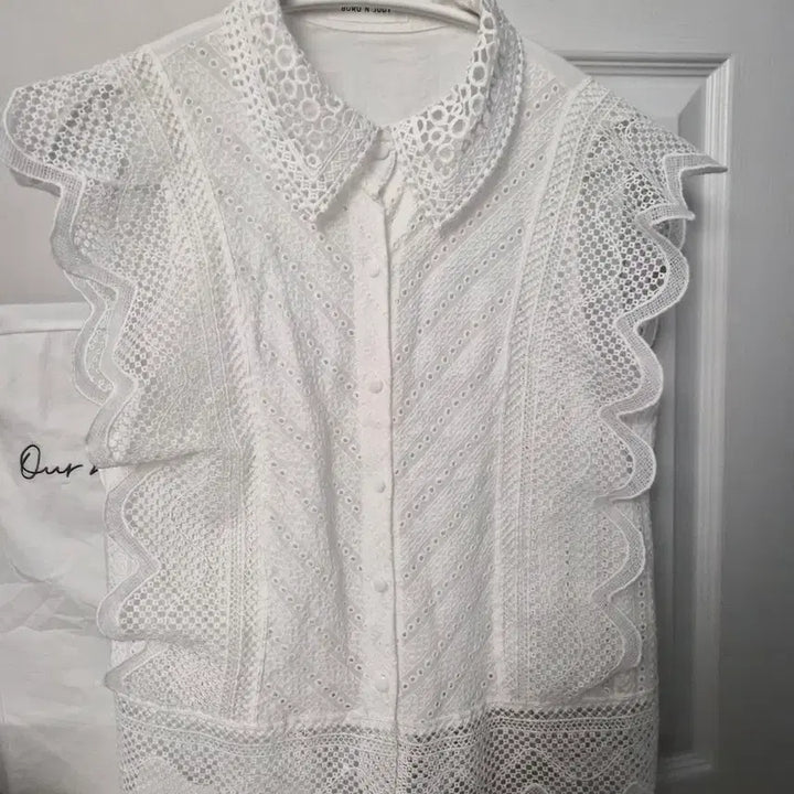 [BUNJANG] Boo Roo &amp; Judy Sleeveless Blouse / 부루앤쥬디 민소매 블라우스