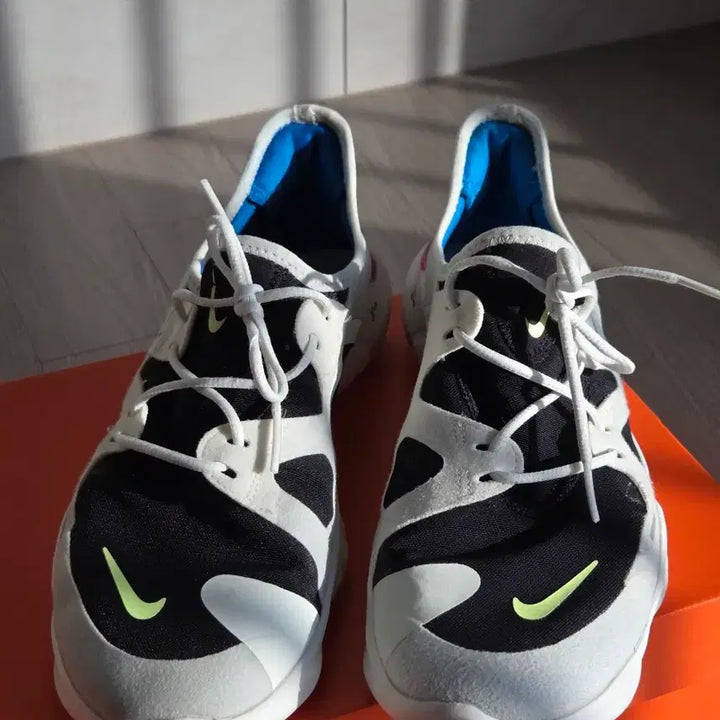 [BUNJANG] Nike Free Run 5.0 Summit White Volt Glow AQ1289-100 / 나이키 프리런 5.0 서밋 화이트 볼트 글로우 블랙 AQ1289-100